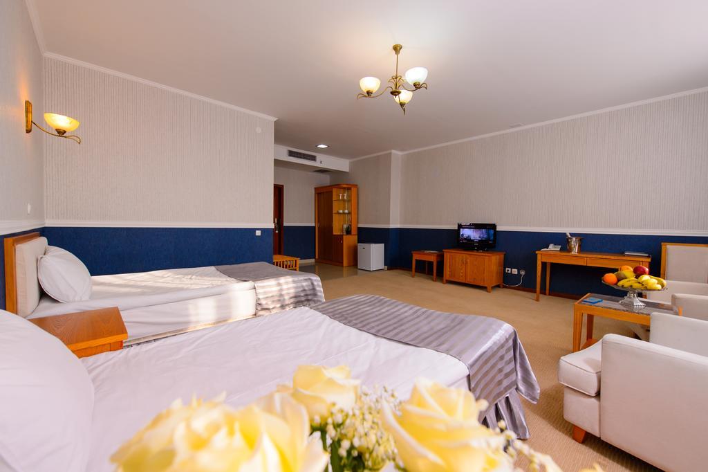 O Azamat Hotel Astana Eksteriør billede